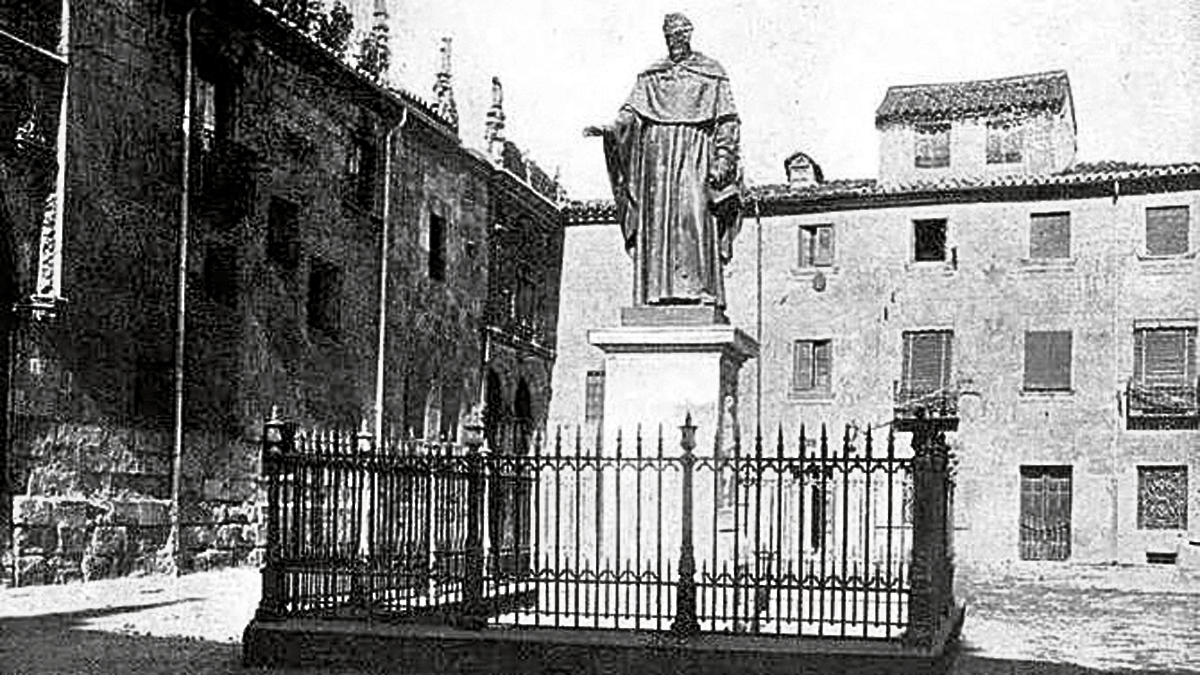 Escultura de Fray Luis de León inaugurada en 1869.