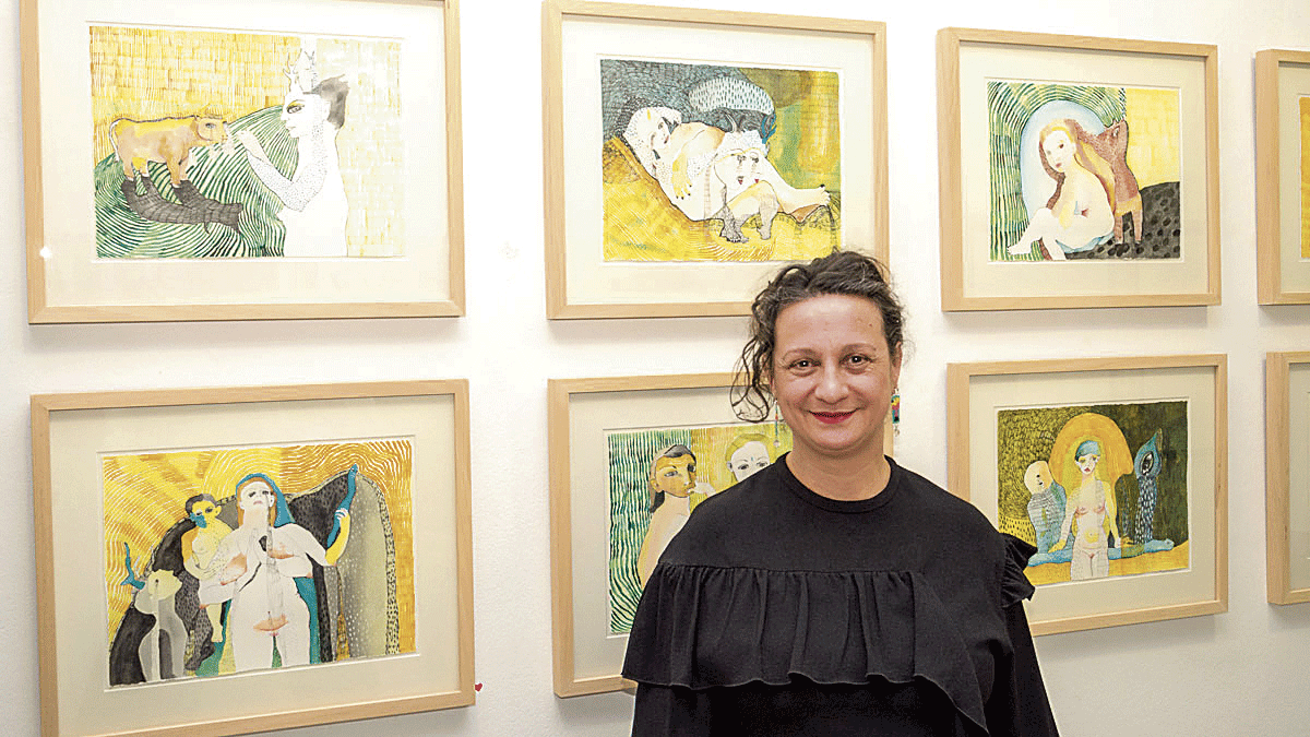 La artista Reme Remedios en una anterior exposición en Ármaga. | VICENTE GARCÍA