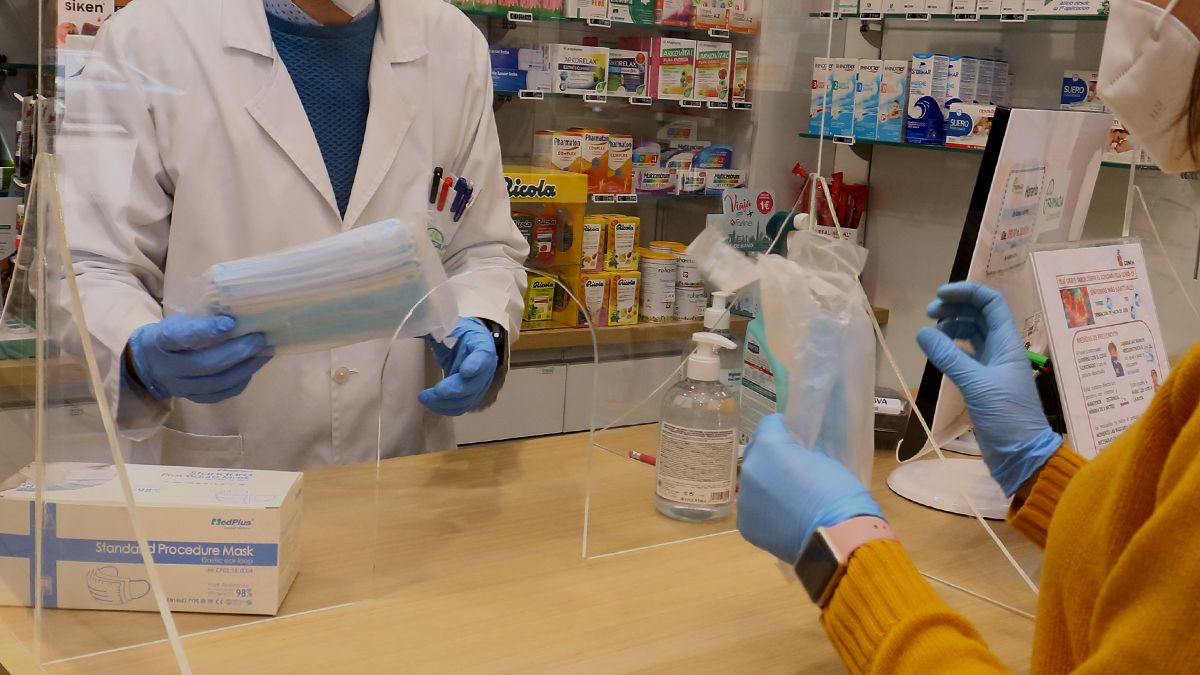 Venta de mascarillas en una farmacia. | Ical