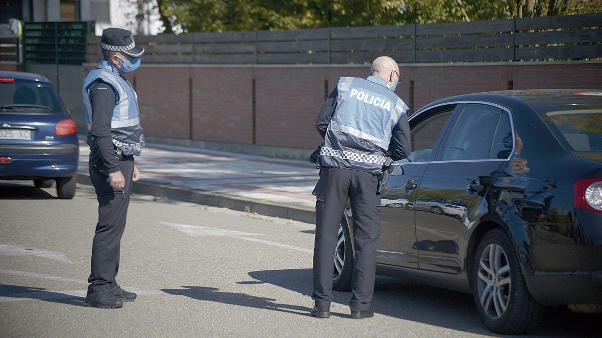 Los controles a la entrada o salida de León y San Andrés del Rabanedo son continuos desde el miércoles de la semana pasada. | MAURICIO PEÑA
