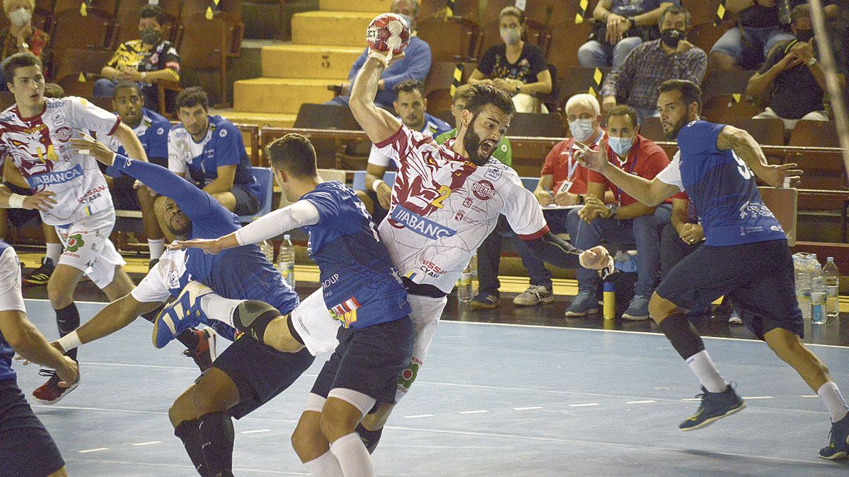 Marchán realiza un lanzamiento durante el último encuentro de liga frente al Benidorm. | MAURICIO PEÑA