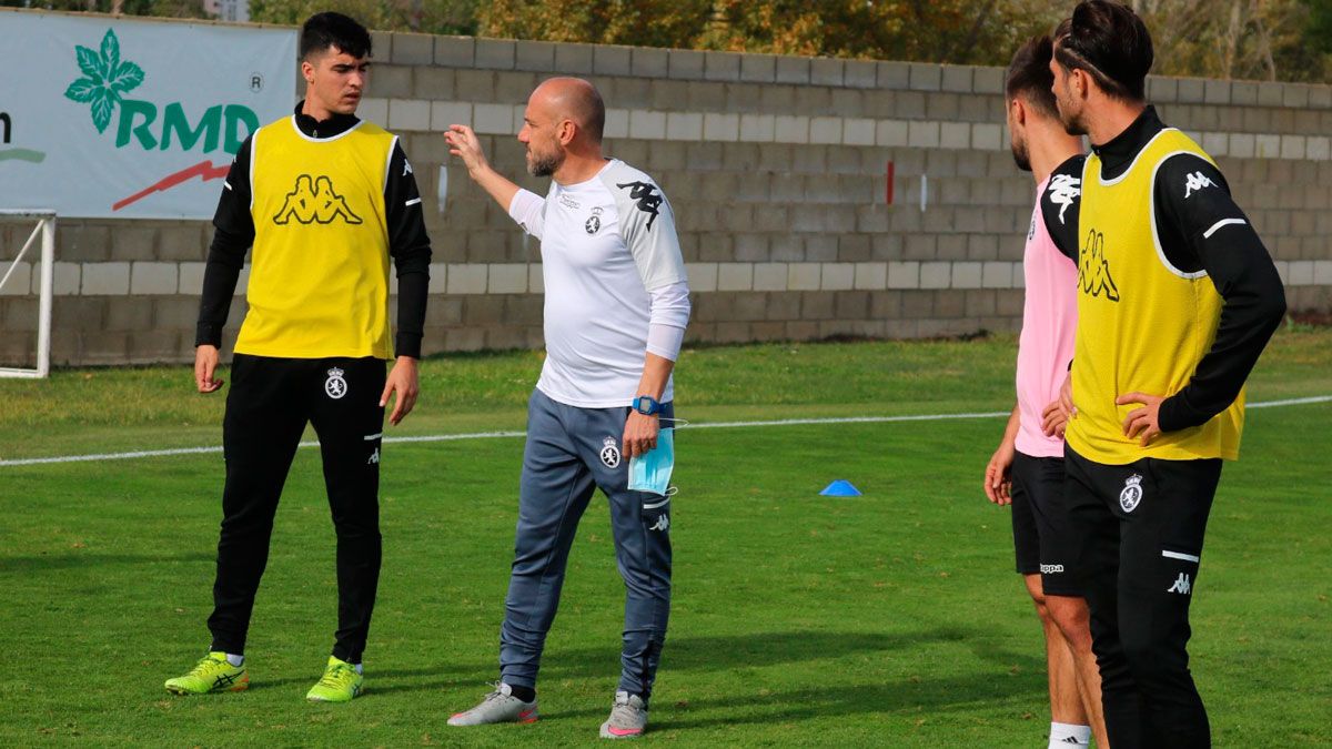 Cabello da instrucciones en un entrenamiento. | CYD