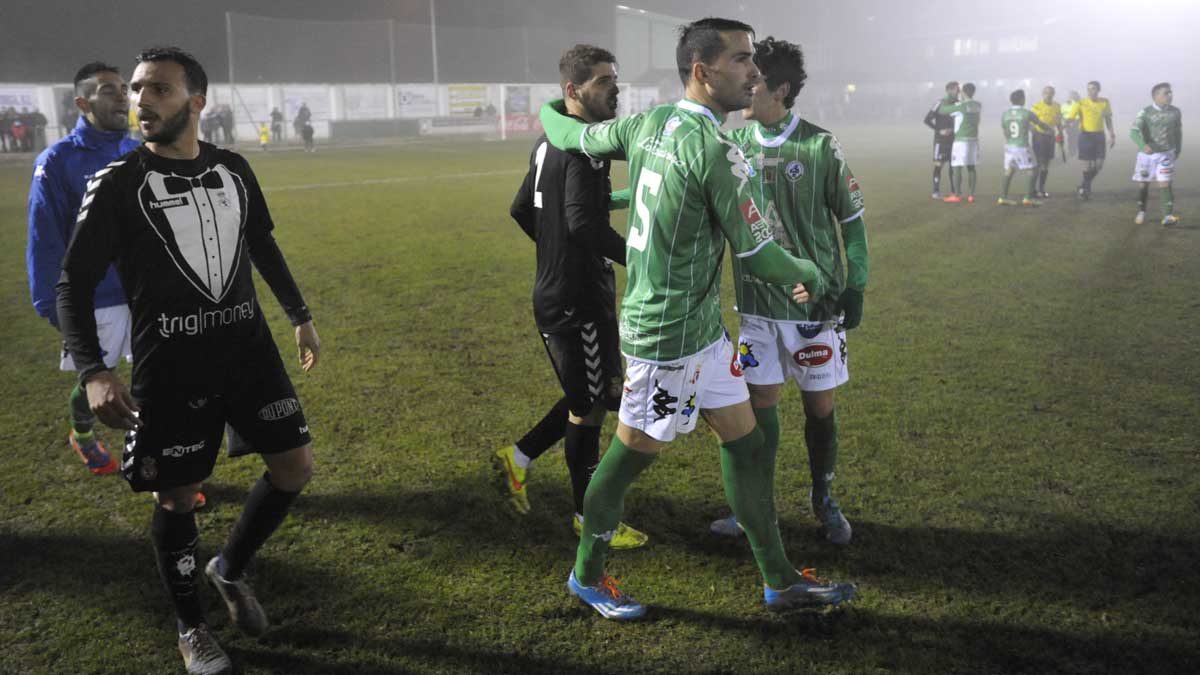 Kamal mira a la grada mientras Víctor abraza a IvánGonzález a la conclusión del derbi entre Astorga y Cultural disputado en La Eragudina. | DANIEL MARTIN