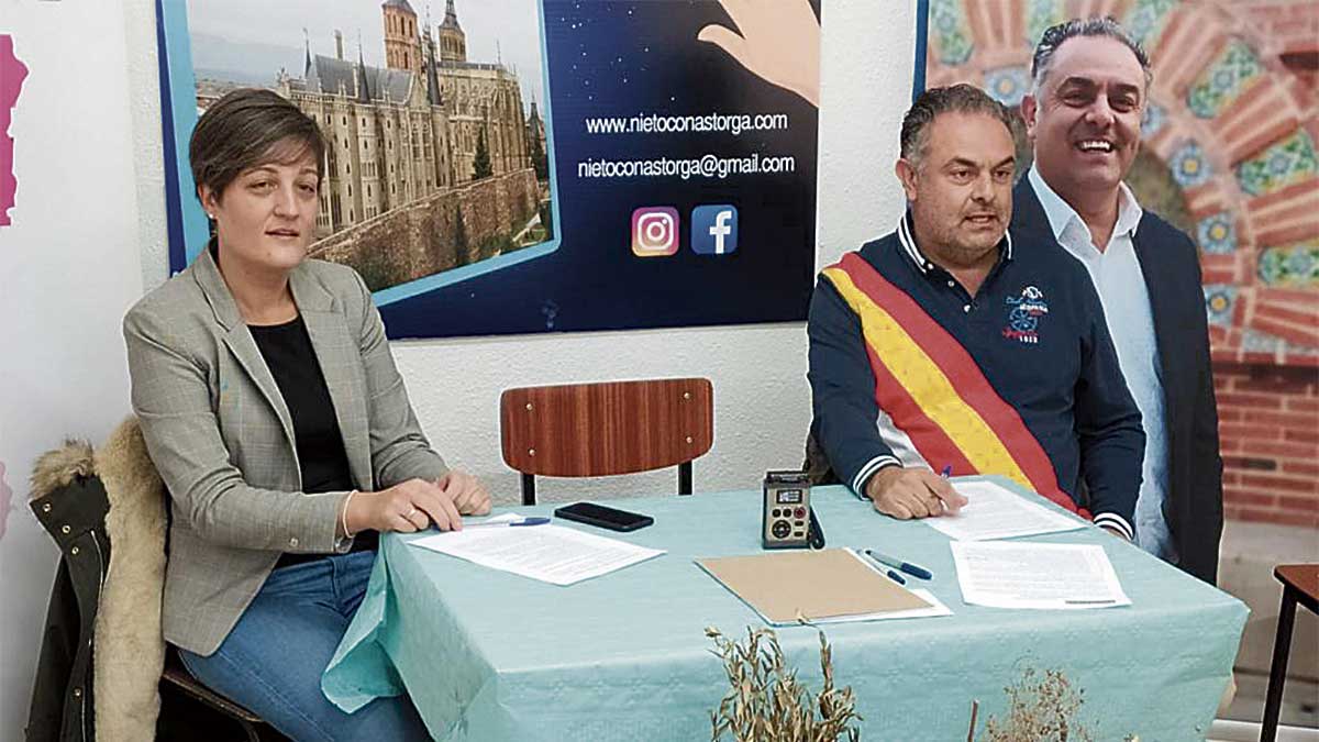 La representante de UPL y el portavoz del PP en Astorga. | L.N.C.
