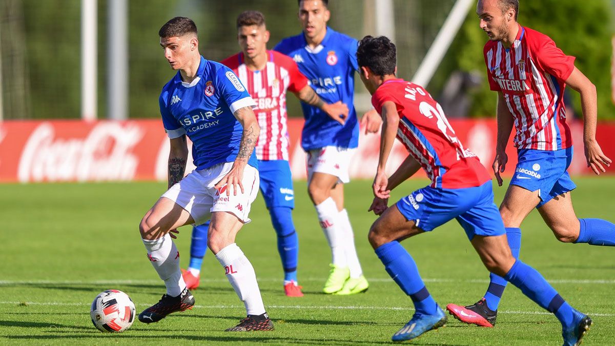 Montes controla el balón entre defensores del Sporting. | SPORTING