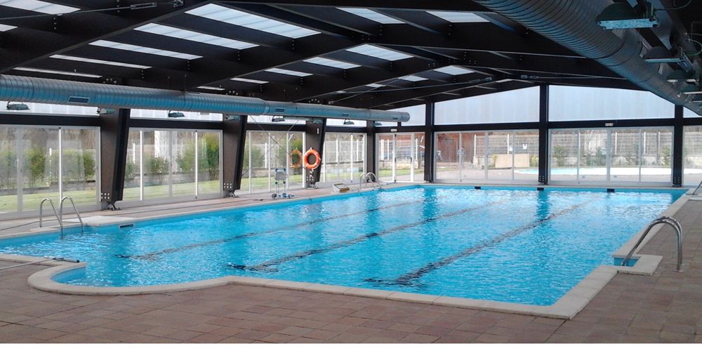 Imagen de las piscinas climatizadas del Ayuntamiento de Toral de los Vados.
