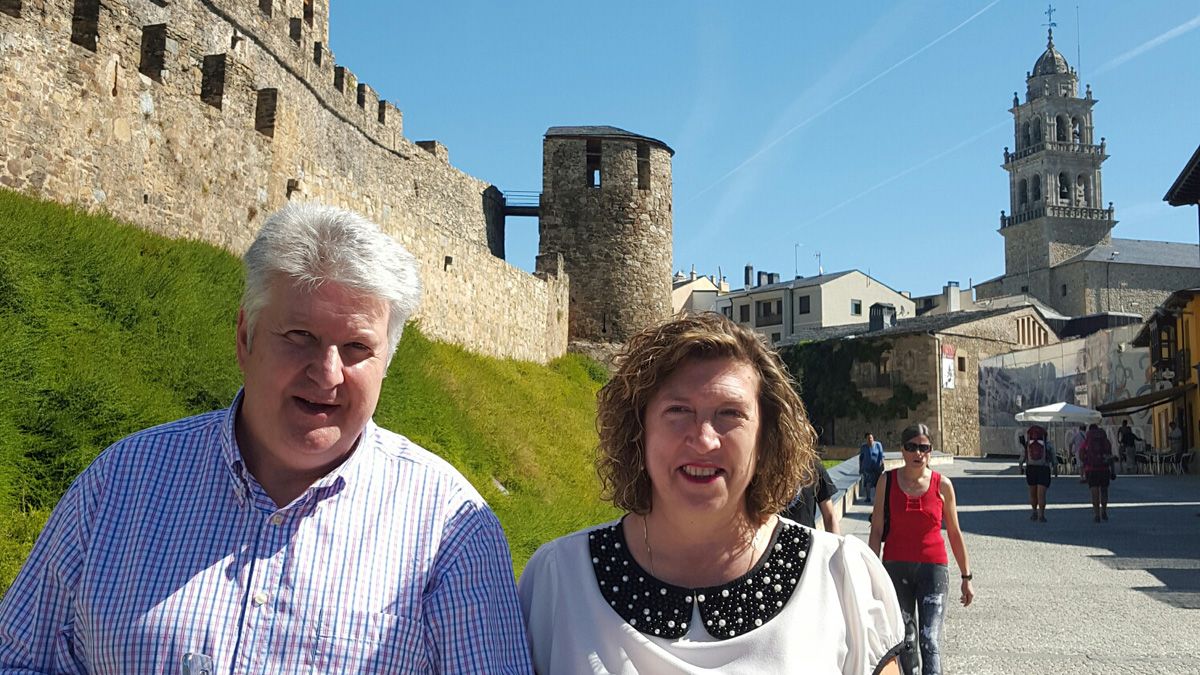 Los ediles Ricardo Miranda y María Antonia Gancedo, junto al Castillo y a la basílica de La Encina. | L. N. C.