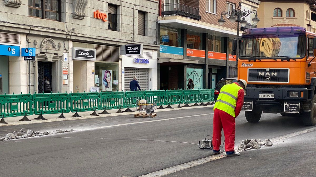 Un obrero retira con un martillo hidráulico las rigolas colocadas hace días en Ordoño II. | L.N.C.