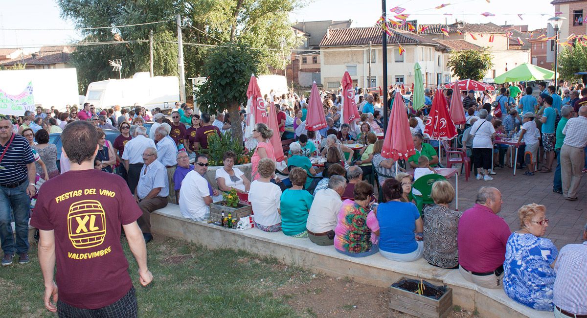 Numeroso público se congregó ayer frente al Ayuntamiento de Valdevimbre para escuchar el pregón. | T. GIGANTO
