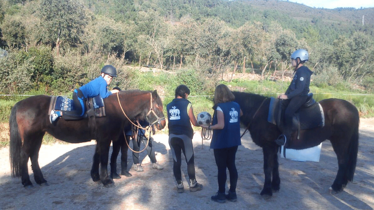 Socios de Autismo Bierzo, durante una de las sesiones de terapia ecuestre que organiza esta asociación.