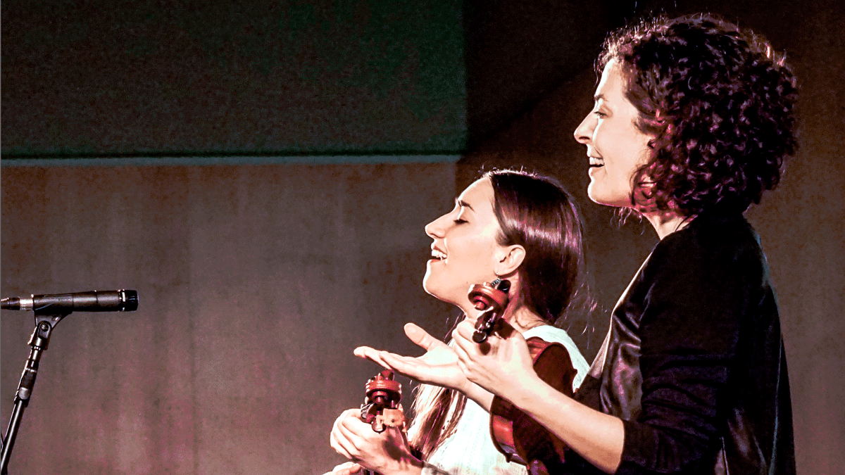 El dúo de violines formado por María San Miguel y Blanca Altable acuden este sábado al CentroCívico con el espectáculo ‘Raíces’. | GALEN FRASER