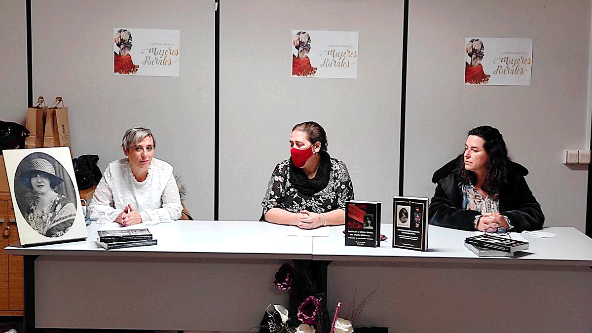 Mercedes G. Rojo (en el centro) presentó la publicación ‘Artistas de León al rescate de Concha Espina’.