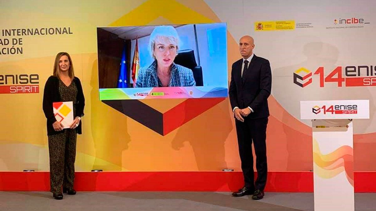 Rosa Díaz y José Antonio Diez escuchan la intervención de Carme Artigas en la inauguración del Enise. | L.N.C.