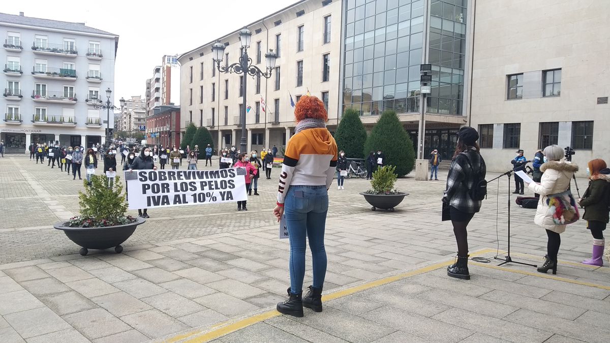 Manifestación ante la plaza del Ayuntamiento del colectivo de las peluqueras. | MAR IGLESIAS