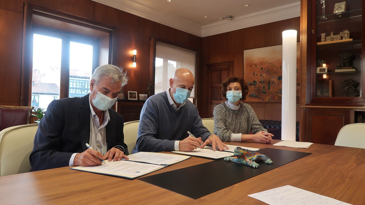 José Pedro Fernández, José Antonio Diez y Susana Travesí, durante la firma del convenio. | L.N.C.