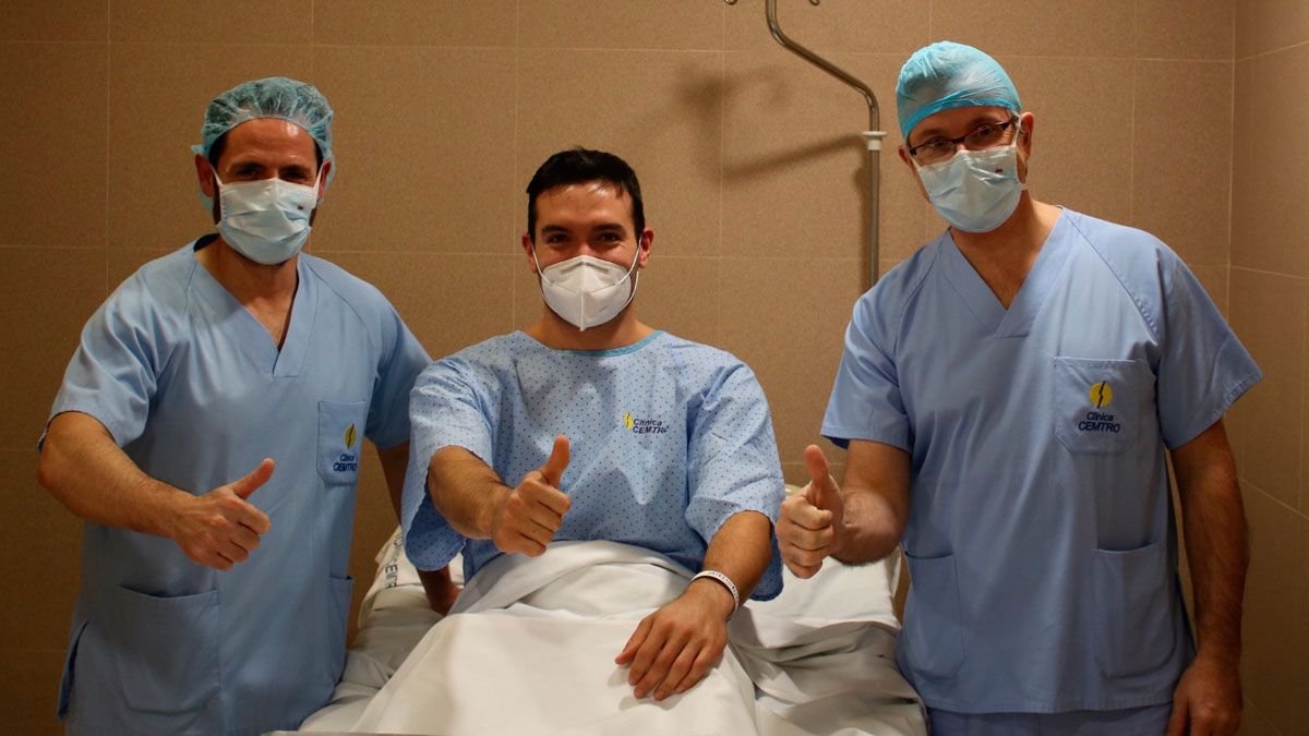 José Mario Carrillo junto a sus doctores tras la operación. | LNC