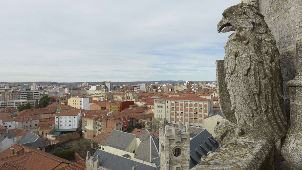 Vista general de la ciudad de León tomada desde la cubierta de la Catedral. | MAURICIO PEÑA