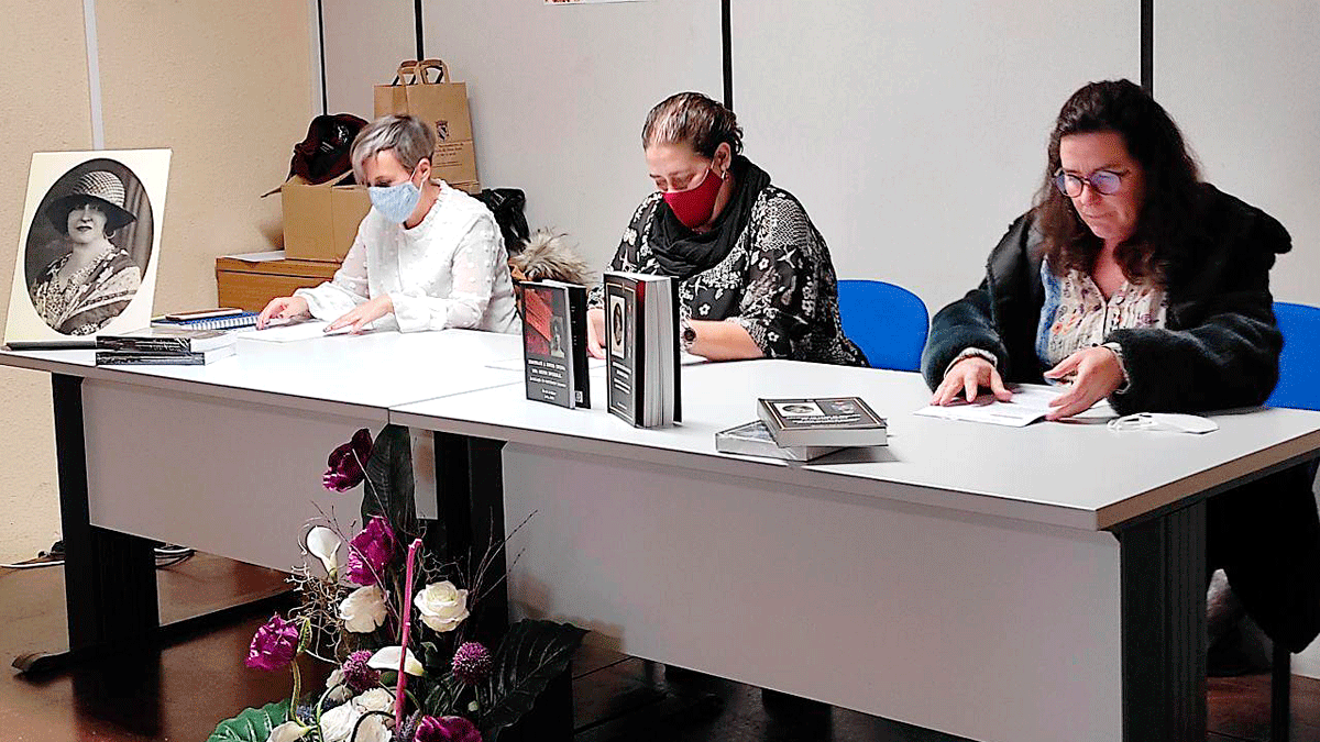 Mercedes G. Rojo (en la centro) durante la presentación del libro colectivo sobre Concha Espina que tuvo lugar días atrás en Valencia de Don Juan.