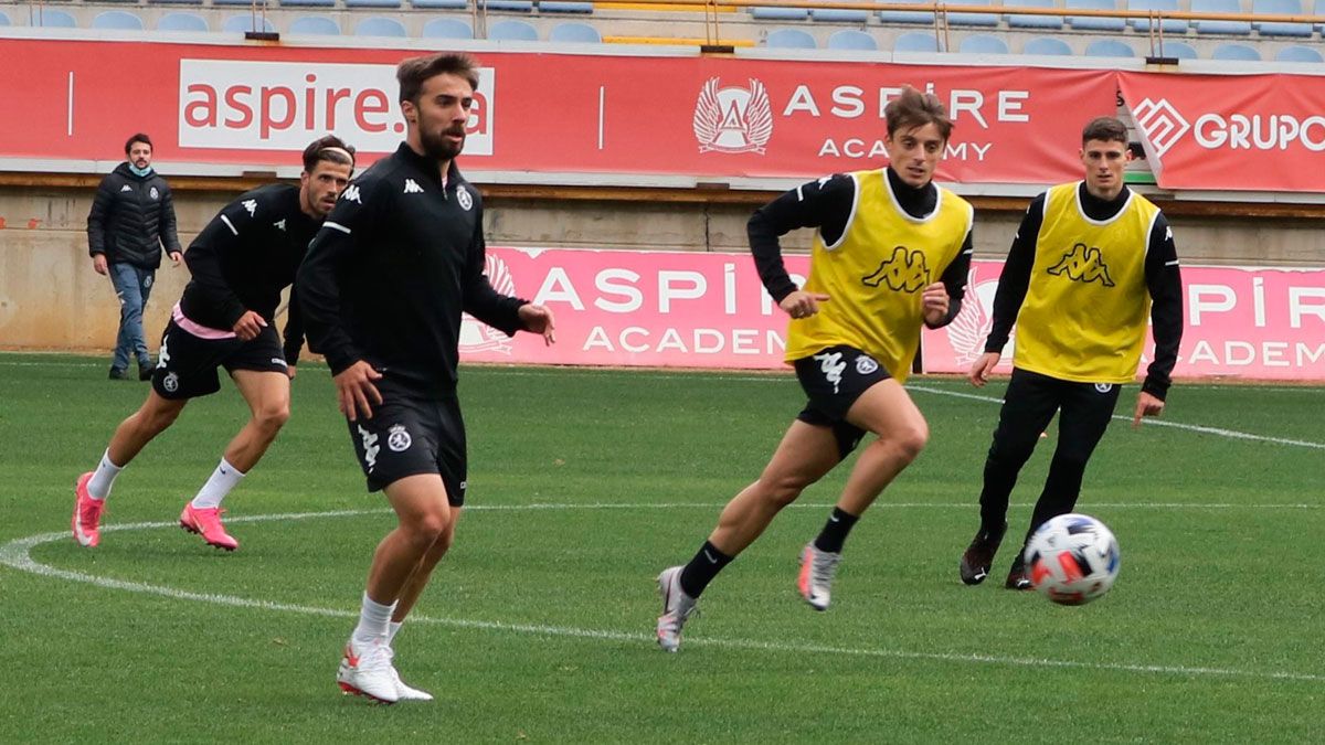 Marcos, durante el entrenamiento de ayer en el Reino de León. | CYDL