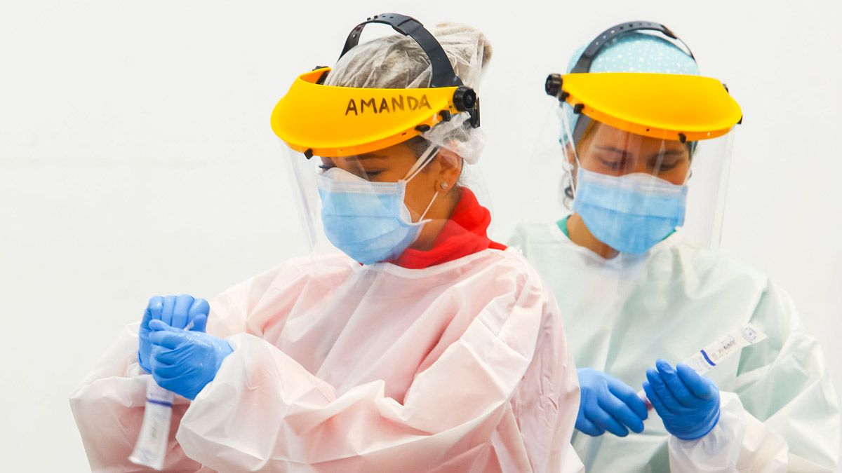 Dos enfermeras preparando pruebas de detección. | ICAL