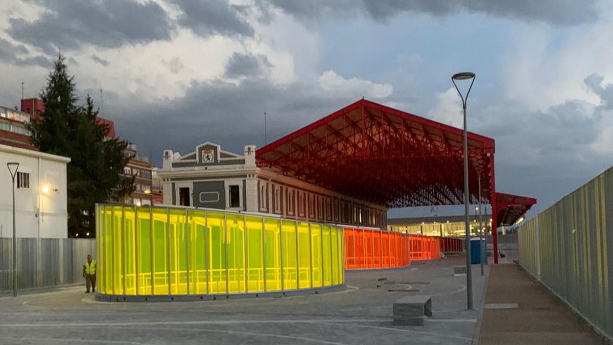 Las lucernarias del cajón ferroviario dan color al Paseo del Ferrocarril. | L.N.C.