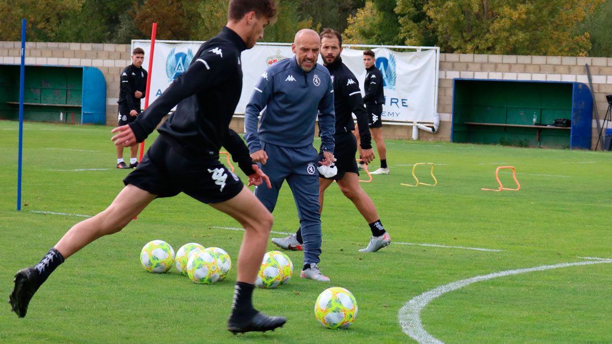 David Cabello, durante un entrenamiento en el Área Deportiva de Puente Castro. | CYDL