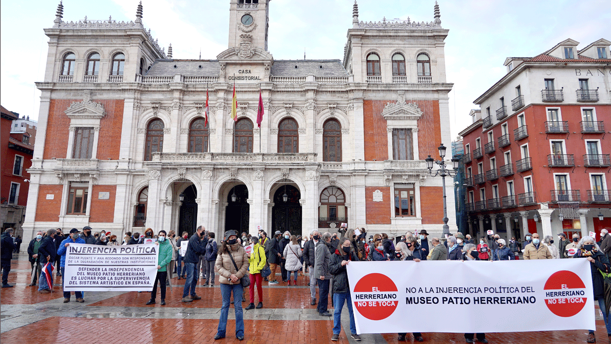 Concentración convocada por artistas visuales y el mundo de la cultura contra la «injerencia política» en el Museo Patio Herreriano. | ICAL
