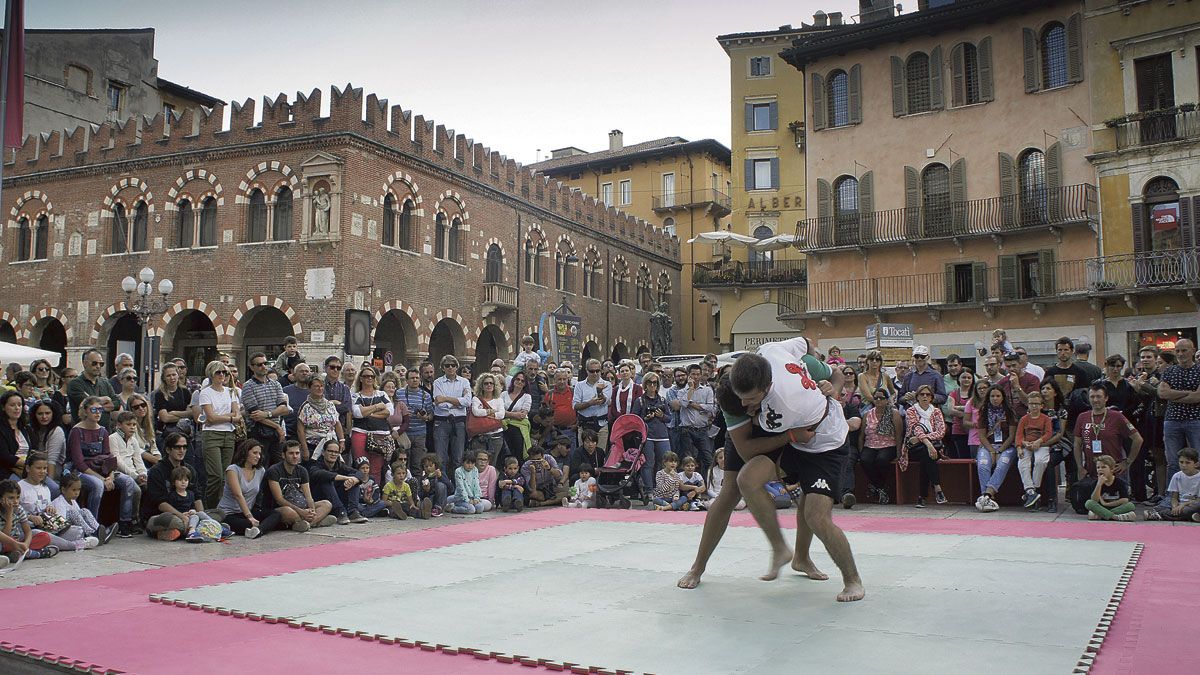 Exhibición de lucha leonesa realizada en Verona en 2017. | Antonio Barreñada