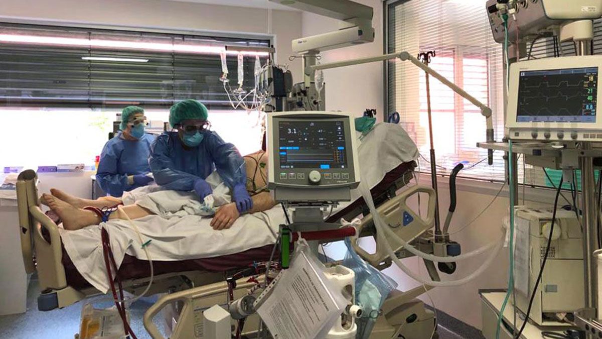 Sanitarios trabajan en la UCI del Hospital Río Hortega de Valladolid con un paciente Covid. | ICAL