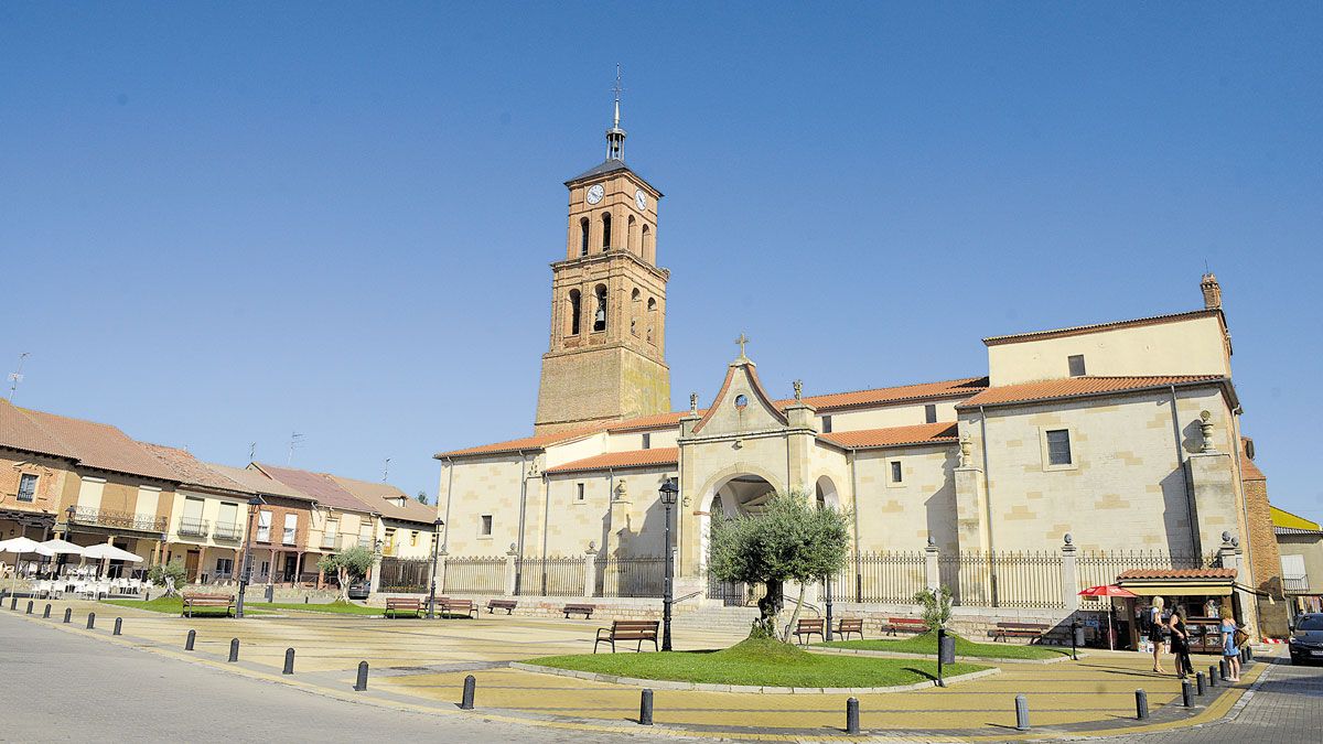 Iglesia del Salvador en la plaza Mayor de Villamañán. | MAURICIO PEÑA