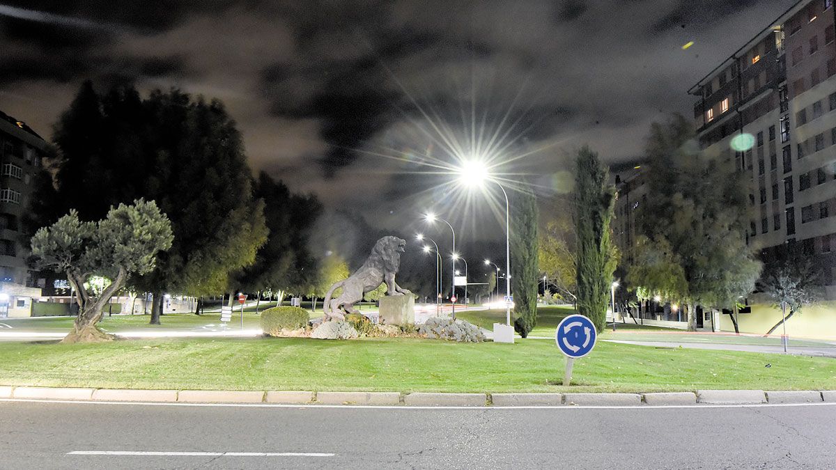 Las calles del centro de León quedaron desiertas a las diez de la noche con el inicio del toque de queda. | SAÚL ARÉN
