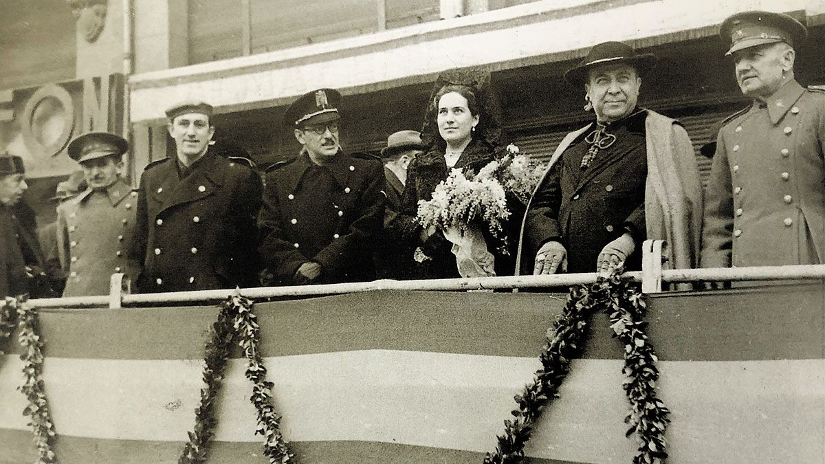 Ballester y otras autoridades en la Plaza de Santo Domingo, 1940. | LA GAFA DE ORO