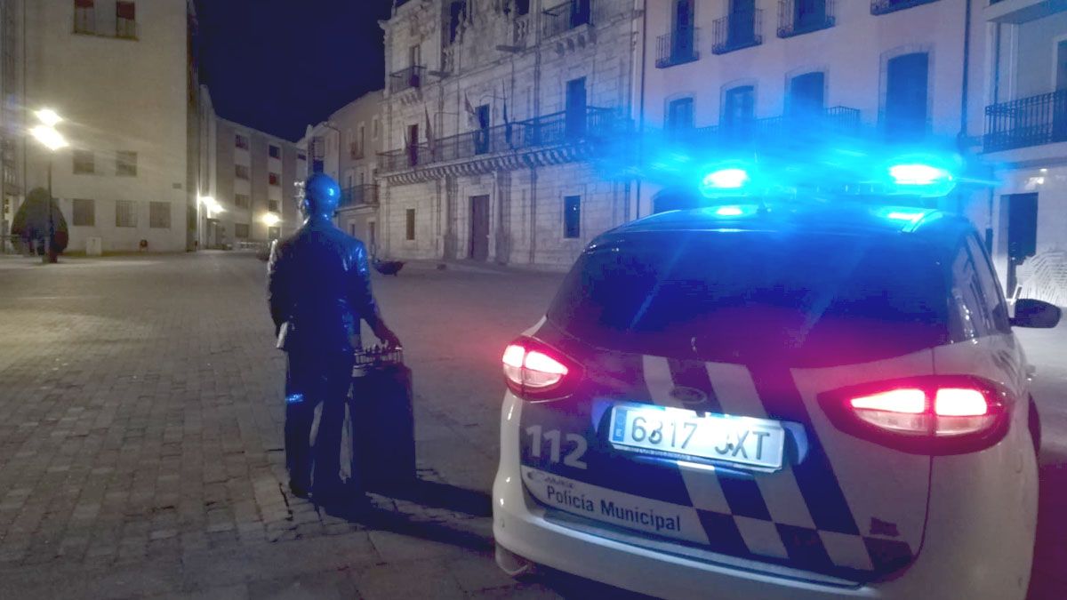 Imagen de la Policía Local, en una plaza del Ayuntamiento vacía en las primeras horas del toque de queda. | PLP