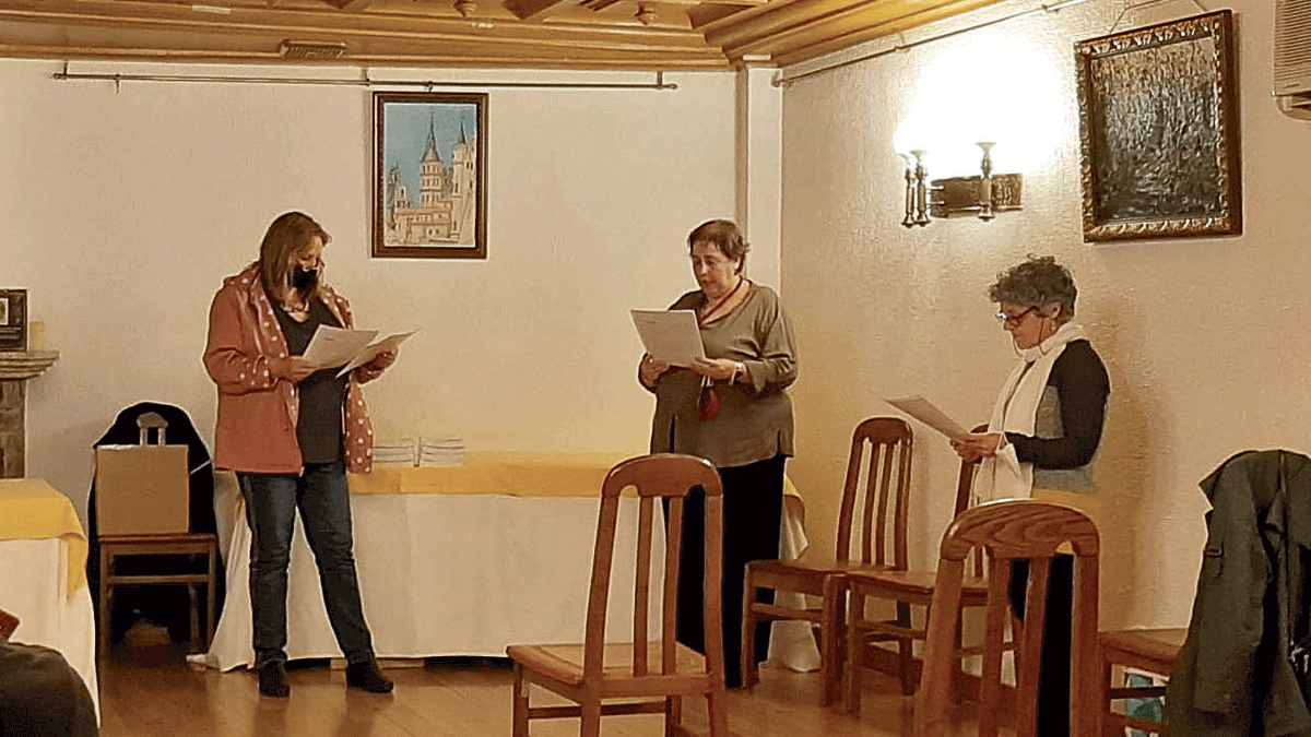 Un momento de la presentación el pasado sábado en Astorga del libro colectivo ‘Artistas de León al rescate de Concha Espina’.