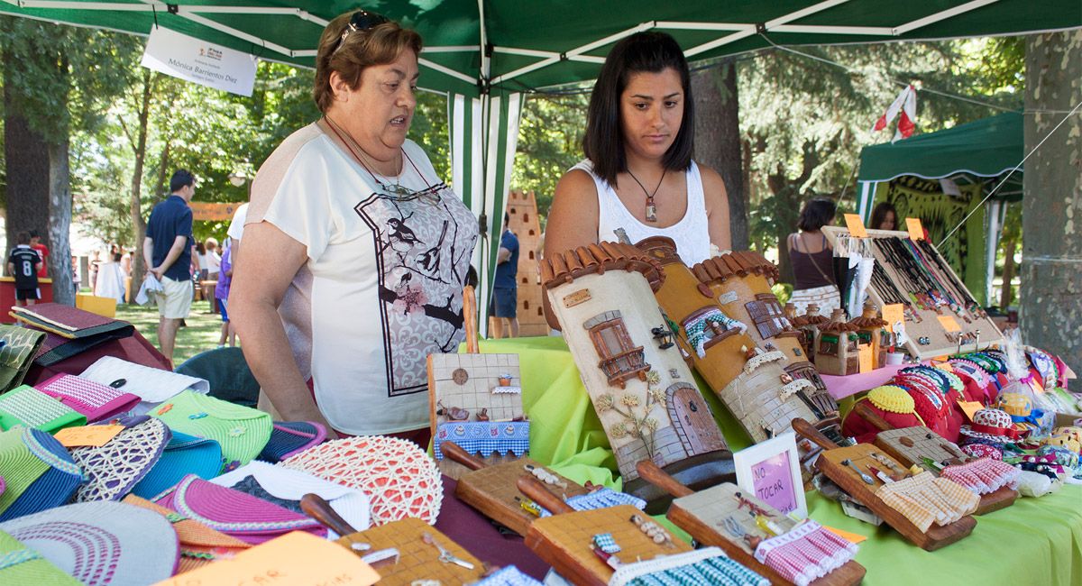 Mónica (a la derecha) es la artesana invitada de la muestra de este año. | T. GIGANTO