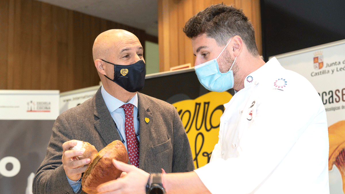 El viceconsejero de DesarrolloRural, Jorge Llorente, con el chef del Restaurante Serrano de Astorga, Jesus Prieto. | ICAL