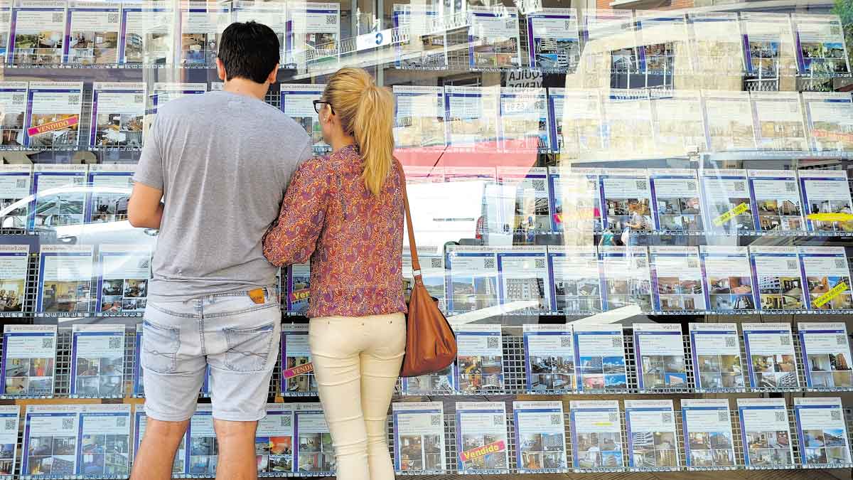 Los jóvenes leoneses cada vez lo tienen más complicado para emanciparse por las dificultades para encontrar rabajo y que éste les permita vivir. | DANIEL MARTÍN