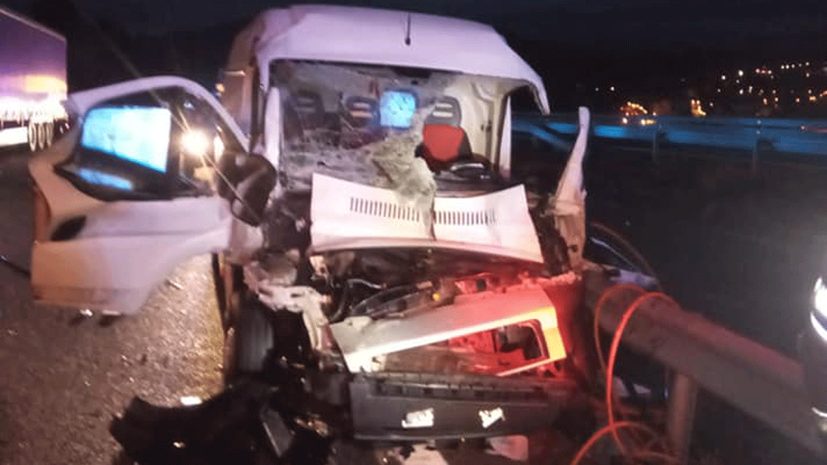 Estado de la furgoneta tras el suceso. | BOMBEROS DE PONFERRADA