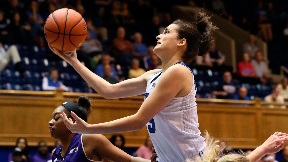 Ángela Salvadores con el balón durante el partido ante Italia. | FIBA