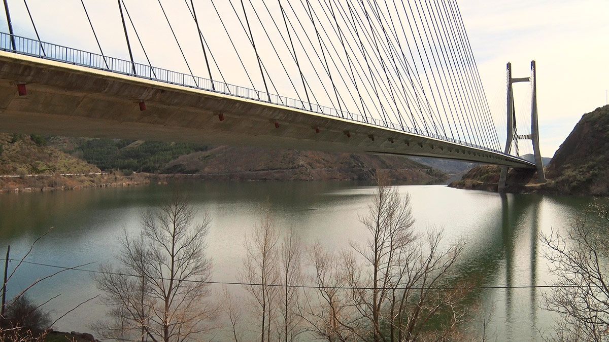 El puente Ingeniero Carlos Fernández Casado de la AP-66 sobre el embalse de Barrios de Luna, con un importante volumen de reservas. L.N.C.