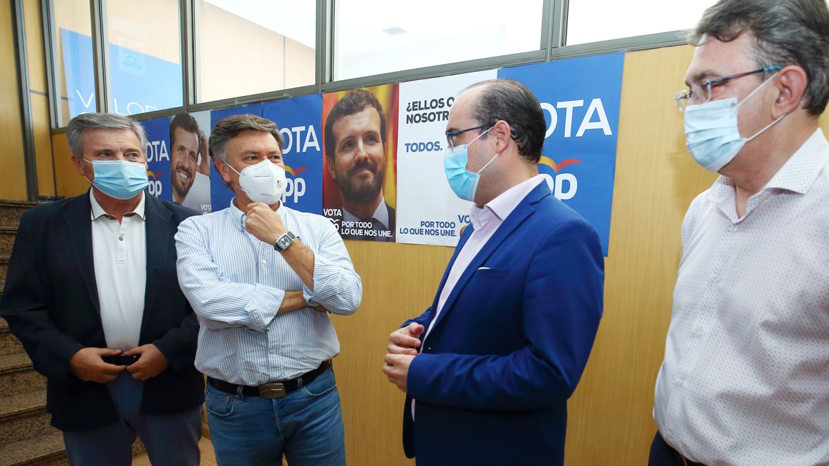 Raúl Valcarce, Francisco Vázquez, Marco Morala Juan Martínez Majo, cargos del PP, en una reunión reciente en Ponferrada. | Ical