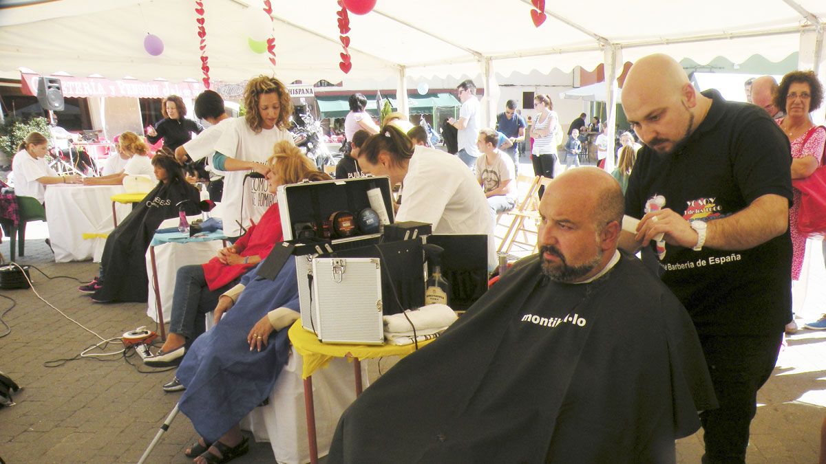 Los peluqueros ofrecieron su tiempo y trabajo a esta causa.| E. NIÑO