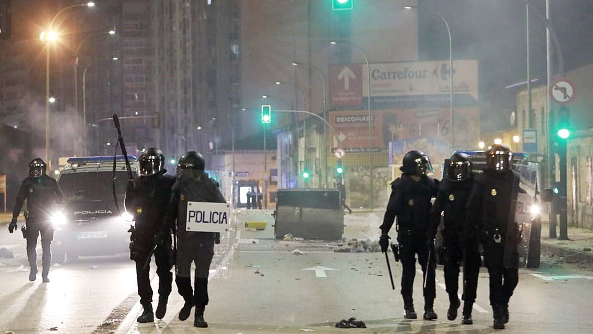 Varios agentes durante los disturbios de este viernes en Burgos. | ICAL