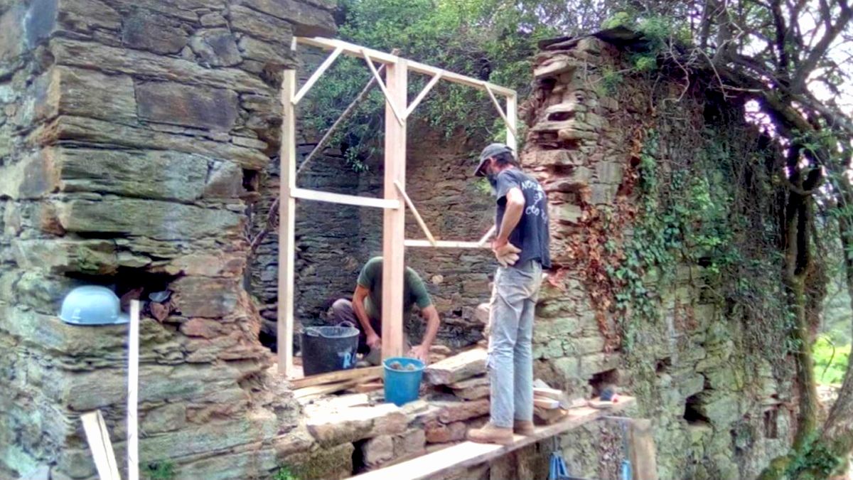 Vecinos reconstruyendo una casa en San Vicente de Arganza. ASOCIACIÓN AMIGOS Vecinos reconstruyendo una casa en San Vicente de Arganza. ASOCIACIÓN AMIGOS