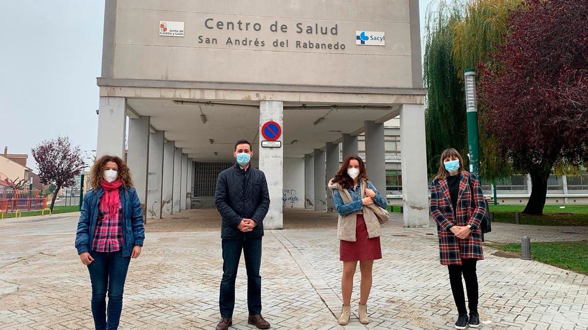 Procuradores y concejales del PSOE en Sariegos, junto al centro de salud de Pinilla. |  L.N.C.
