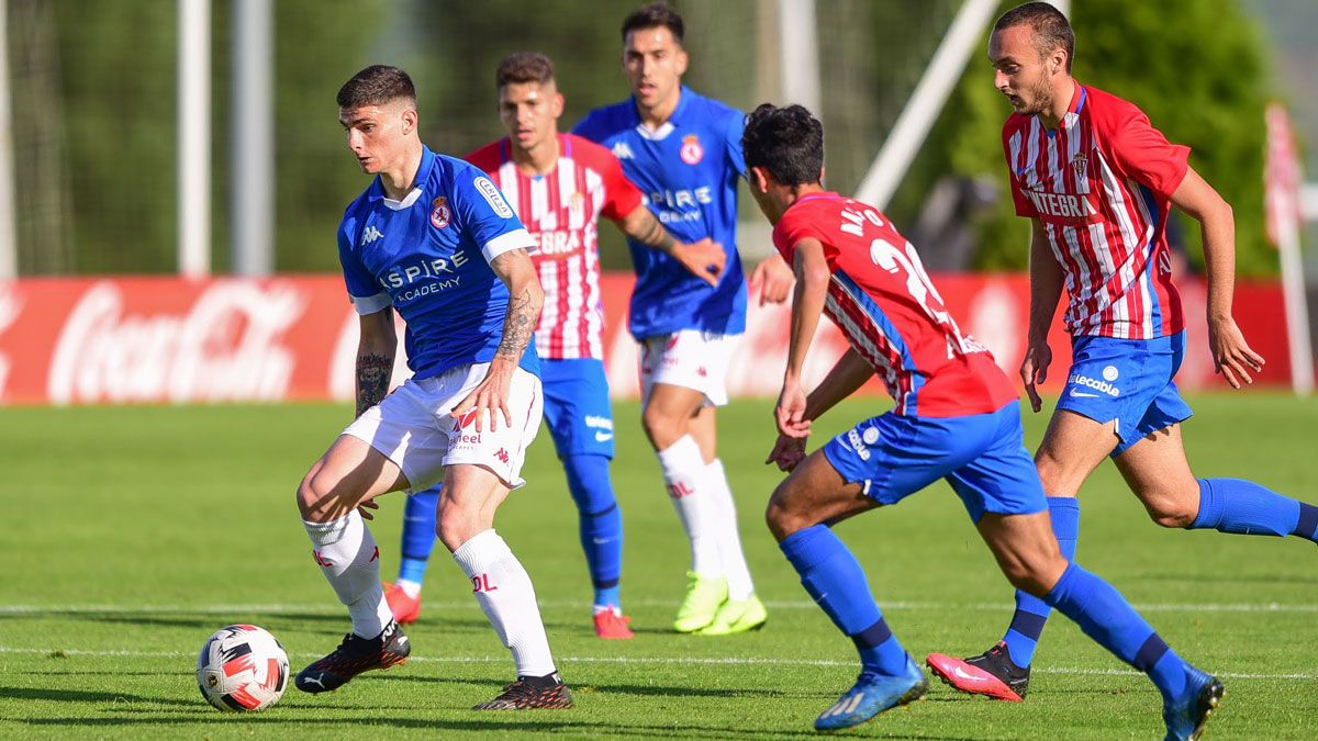 Montes lleva el balón durante el partido frente al Sporting B. | SPORTING