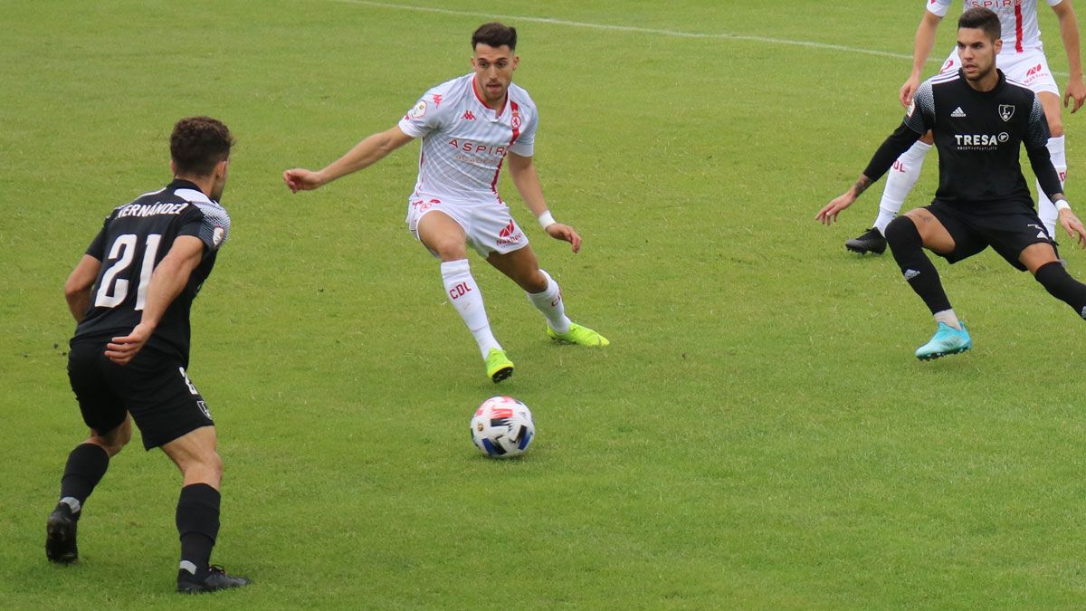 Mario intenta robar un balón antes de lesionarse. | CYD