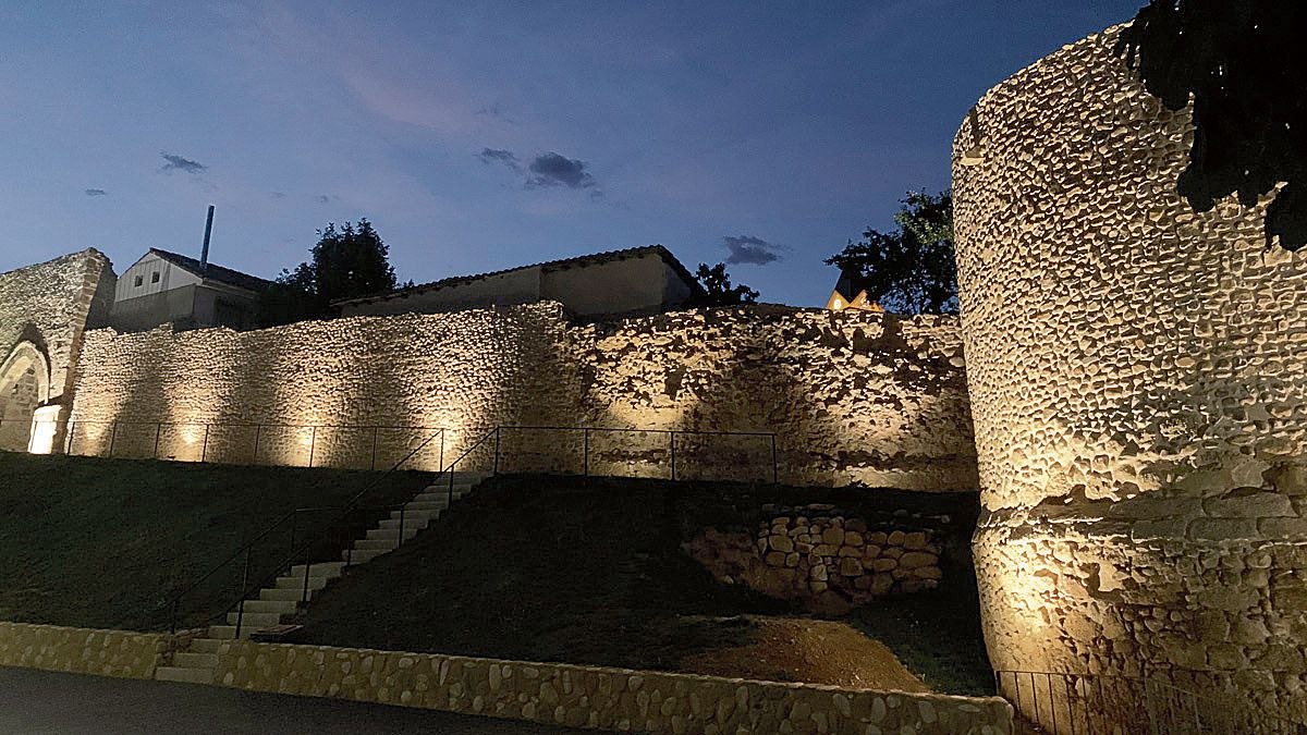 Imagen nocturna del castillo de Almanza después de su restauración. | L.N.C.