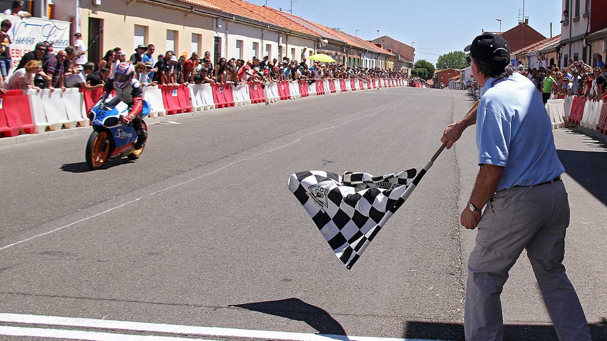 Antonio Jesús Castillejo cruza la meta del Gran Premio de Velocidad de La Bañeza en la categoría de 125 c.c. y Moto 3. | ICAL