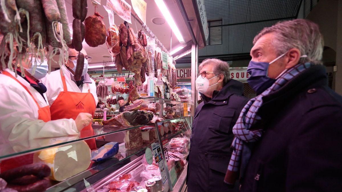Los representantes de la patronal visitaron el Mercado del Conde Luna. | ICAL